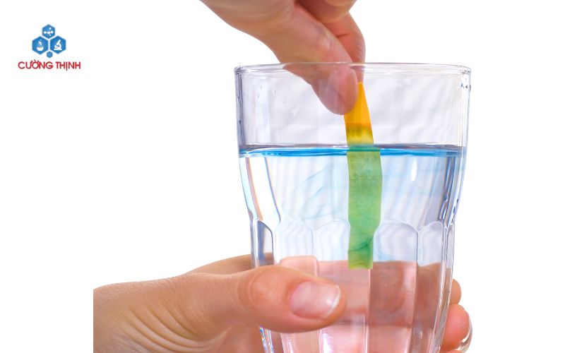 Khi nào nên và không nên dùng giấy quỳ tím đo pH?